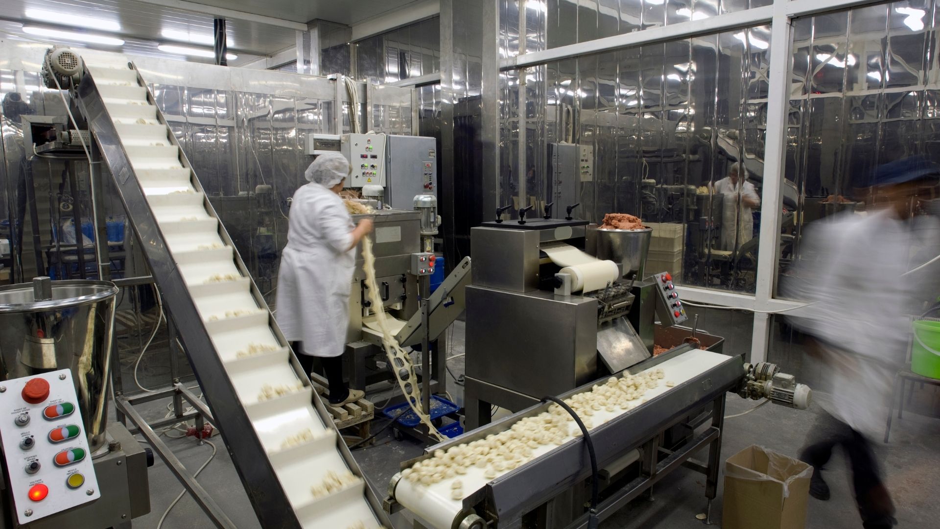 Connected shopfloor architecture linking food production machines to Oracle Smart Operations and Databricks through Litmus edge data