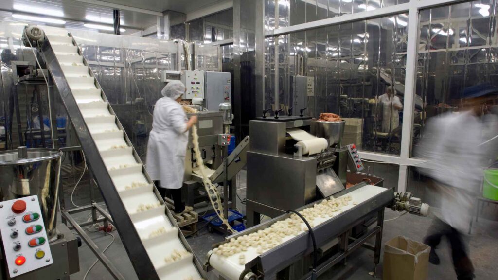 Humans, machines and AI agents on a connected food and beverage production line, with NaturalAI™